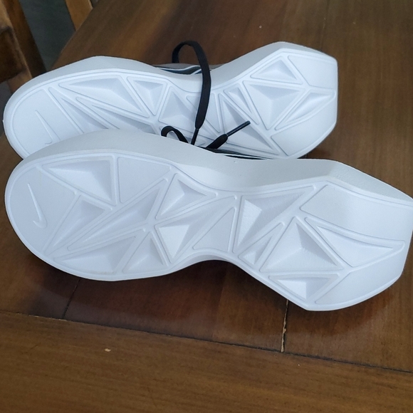 Nike - Picture 3 of 4